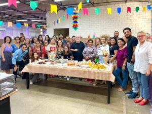 Integrantes do Instituto Cultiva e da secretaria de educação posam para foto