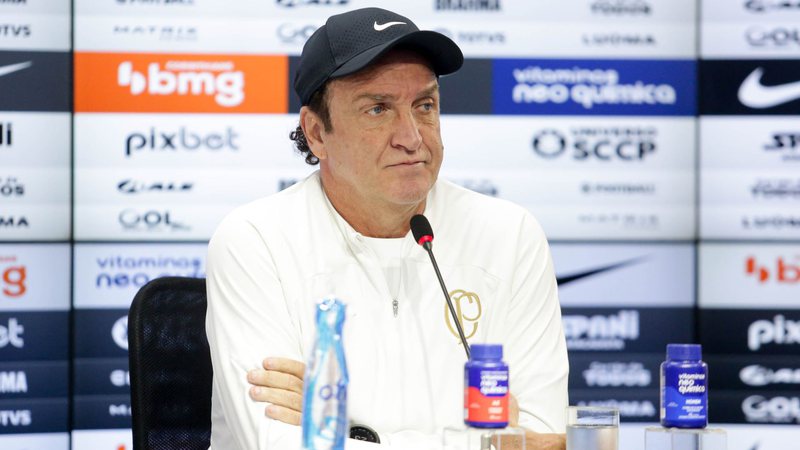 Cuca fala durante coletiva de imprensa enquanto técnico do Corinthians