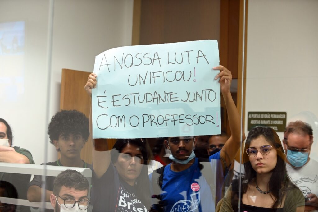 alunos levam cartazes no protestos contra proposta institucional