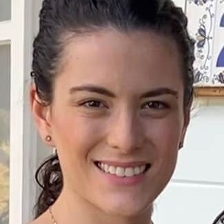 Foto de Fernanda Ricci. Na imagem, Fernanda está sorridente com cabelo escuro puxado para trás, olhando diretamente para a câmera.